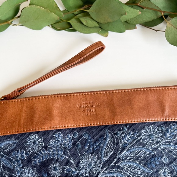 NWOT Abercrombie & Fitch Blue / Tan Faux Leather Embroidered Clutch Bag - Picture 4 of 5